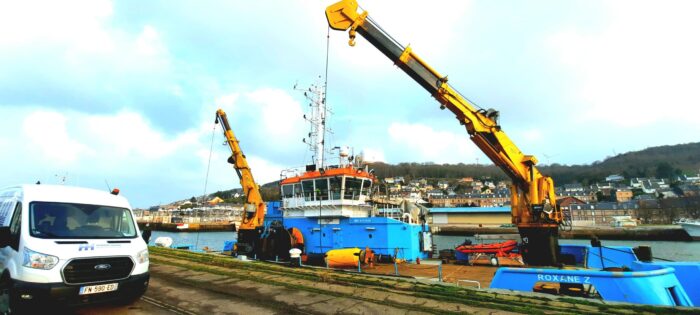 Intervention-hydraulique-sur-un-bateau-equipee-de-deux-grues-articulees-1