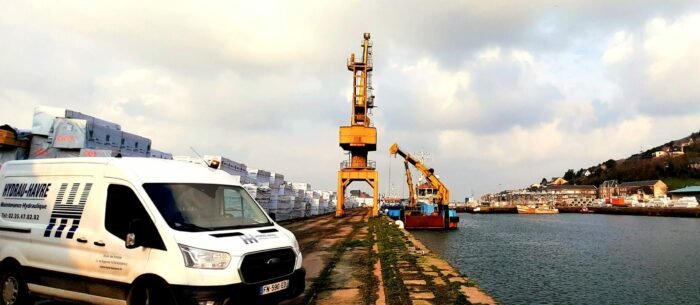 Intervention-hydraulique-sur-un-bateau-equipee-de-deux-grues-articulees-2