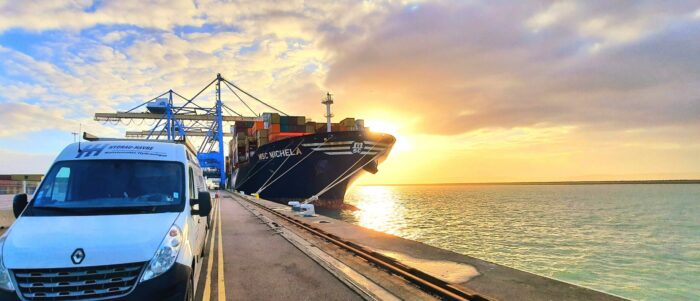 Manutention portuaire au havre - vue ensoleillé